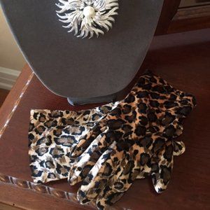 Stunning Leopard Velvet Ladies Thinsulate Gloves!